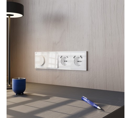 Розетка с заземлением и со шторкой и 2хUSB type A и C, без рамки Voltum VLS040501 S70