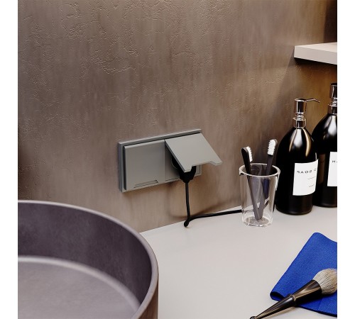 Розетка с заземлением и со шторкой, без рамки с крышкой Voltum VLS040305 S70