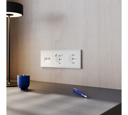 Розетка с заземлением и со шторкой и 2хUSB type A и C, без рамки Voltum VLS040502 S70