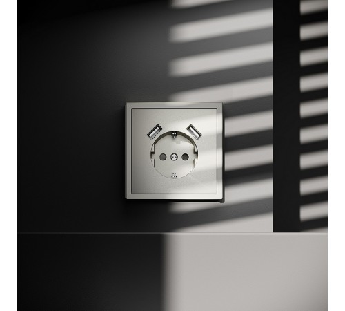 Розетка с заземлением и со шторкой и 2хUSB type A, без рамки Voltum VLS040404 S70