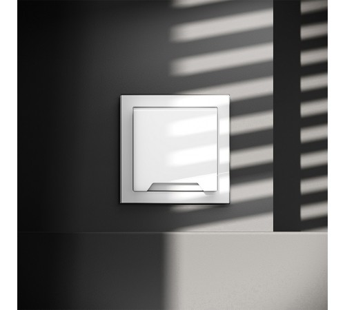 Розетка с заземлением и со шторкой, без рамки с крышкой Voltum VLS040301 S70