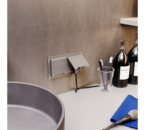 Розетка с заземлением и со шторкой, без рамки с крышкой Voltum VLS040304 S70