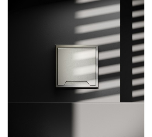 Розетка с заземлением и со шторкой, без рамки с крышкой Voltum VLS040304 S70