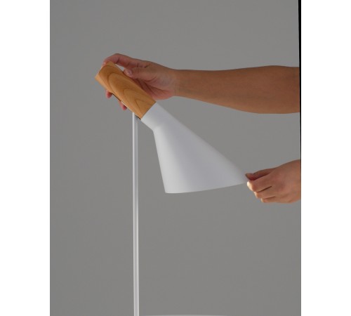 Настольная лампа офисная Moderli V11335-1T Turin