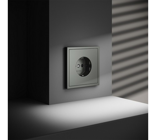 Розетка с заземлением и со шторкой, без рамки Voltum VLS040206 S70