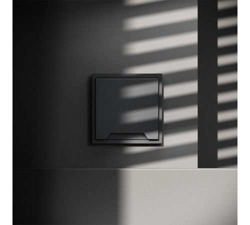 Розетка с заземлением и со шторкой, без рамки с крышкой Voltum VLS040307 S70